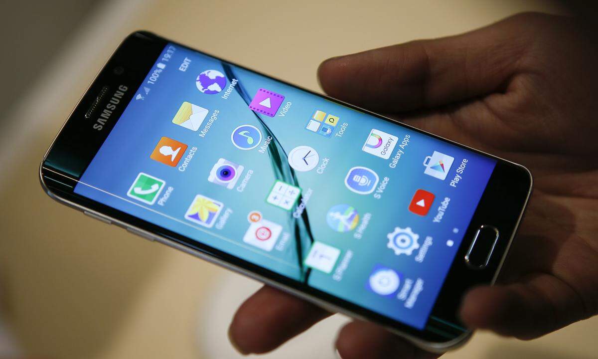 Das Galaxy S6 markiert eine Zäsur bei Samsung. Statt Polycarbonat kam Glas und Aluminium zum Einsatz. Auch den Hauch eines flexiblen Displays bekamen jetzt Kunden erstmals zu spüren. Das Galaxy S6 Edge hatte ein auf den Seiten abgeschrägtes Display, das mit einer Reihe an zusätzlichen Bedienelementen ausgestattet war. >>> S6 versus S6 Edge im Test