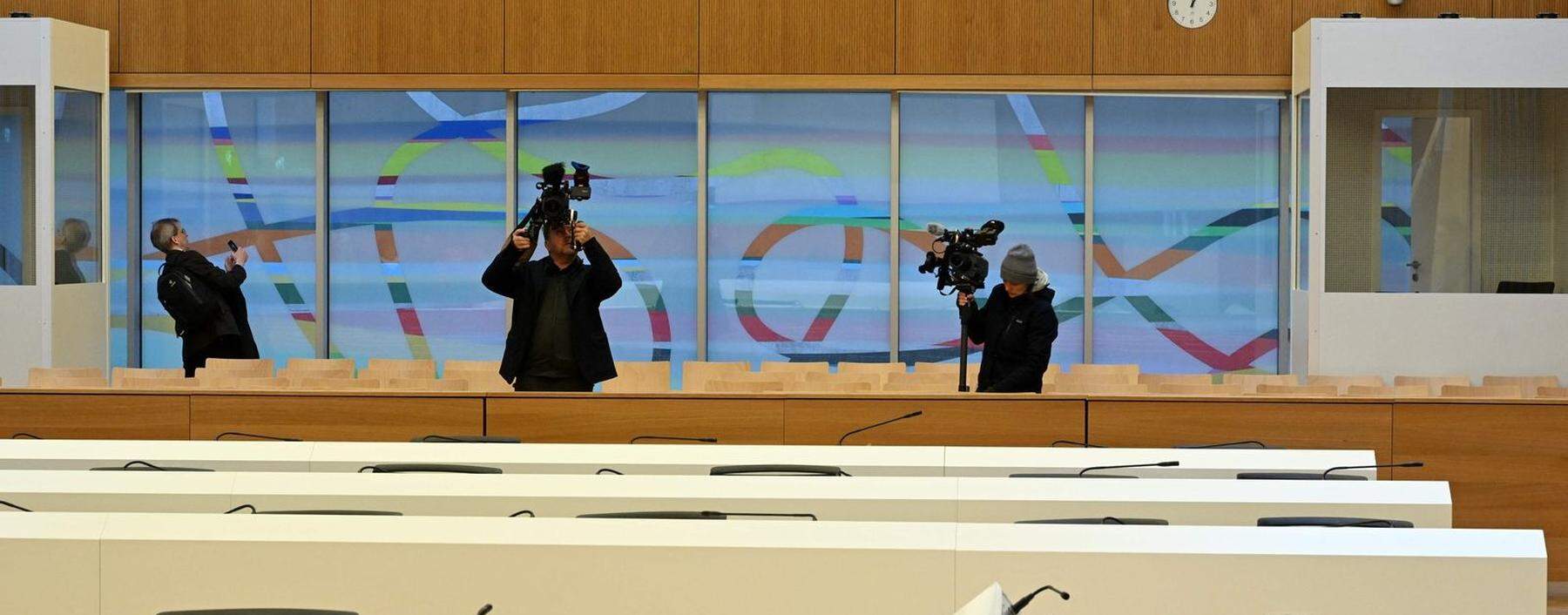 Journalisten bereiten sich im Münchner Gerichtssaal auf den Jahrhundertprozess vor. Rechts vom Richter wird Ex-Wirecard-Boss Markus Braun sitzen.   