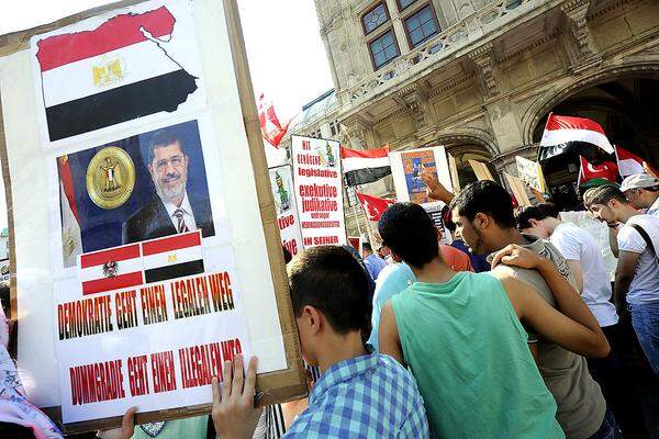 Unter die hauptsächlich arabisch-stämmigen Demonstranten mischten sich auch Aktivisten der Revolutionär-Kommunistischen Organisation zur Befreiung, die "Freiheit für Ägypten, Palästina und Syrien" forderten.