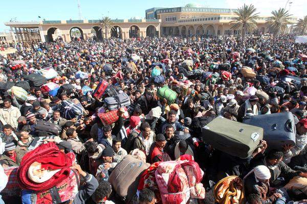 In Libyen regiert die Gewalt. Diktator Muammar al-Gaddafi schickt Bomber gegen sein Volk und drängt das Land an den Rand eines Bürgerkriegs. Hundertausend Einheimische und Gastarbeiter flüchten abenteuerlich aus der Kriesenregion.