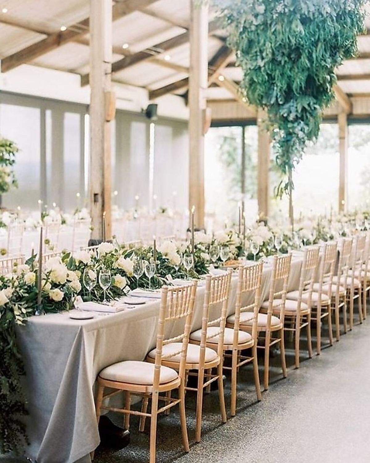 Die Farbe des Jahres - "Greenery" - dominiert auch die floralen Hochzeitsdekorationen. "Bei der Blumendeko geht es weniger um die Blumen, sondern um die Form und Farben der natürlichen Blätter", erklärt die langjährige Hochzeits- und Eventplanerin Susanne Hummel alias "HochzeitsHummel" den Trend. Dazu passen lose gebundene Brautsträuße.  