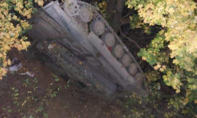Der Panzer “Leopard” kam auf einer Brücke von der Straße ab, durchbrach ein Geländer und stürzte über eine Böschung ab.