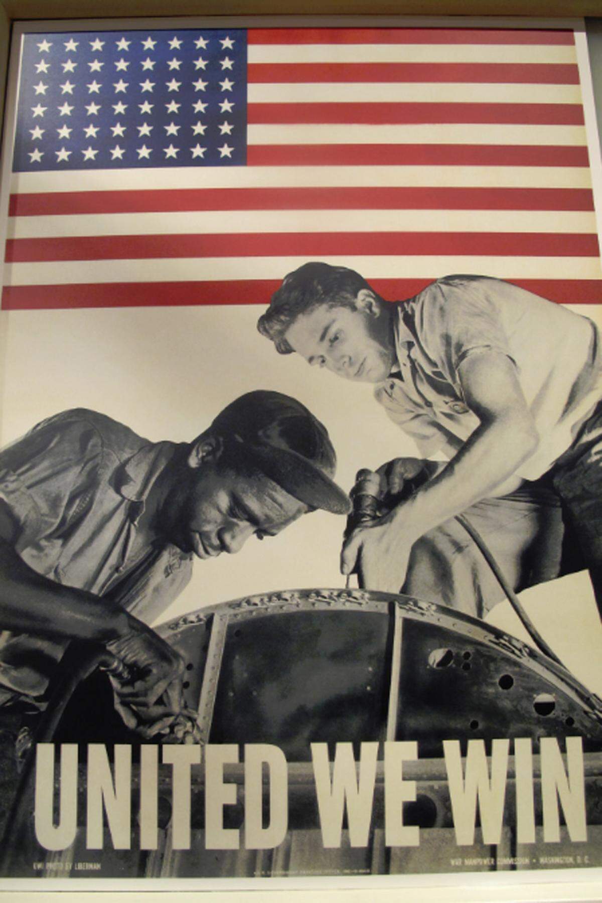 Autobarone wie Henry Ford trugen wesentlich dazu bei, dass die Rassentrennung in Detroit heute so ausgeprägt ist wie in keiner anderen amerikanischen Stadt. Ford setzte schwarze Arbeiter als Streikbrecher gegen die weißen Gewerkschafter ein. Von einem gemeinsamen Einsatz für bessere Arbeitsbedingungen und mehr Lohn, wie er auf diesem Plakat aus der Zeit des Zweiten Weltkriegs im Ford-Museum in Dearbon beschworen wird, war lange Zeit nichts zu sehen.
