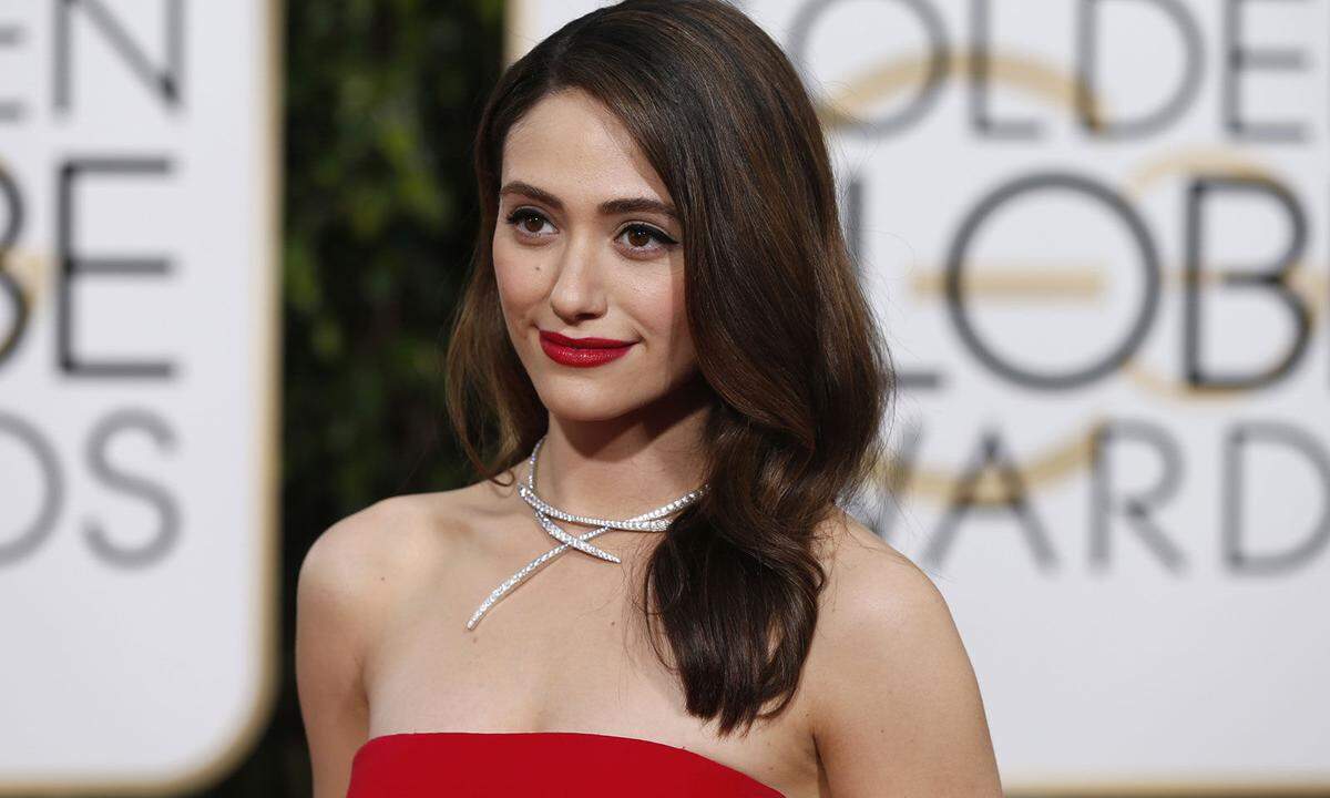 "Shameless"-Darstellerin Emmy Rossum kennt man gut mit kräftiger Lippenfarbe und dickem Eyeliner.