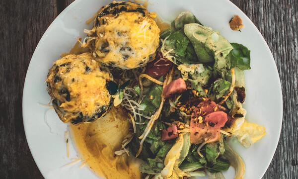 Spinatknödel finden sich auch in sehr alten Kochbüchern, unter dem Namen „Khnötl von Grienen Khraut“. Der Begriff Knödel leitet sich aus dem Lateinischen „nodus“ (Knoten) ab – wie auch die Nudel. 