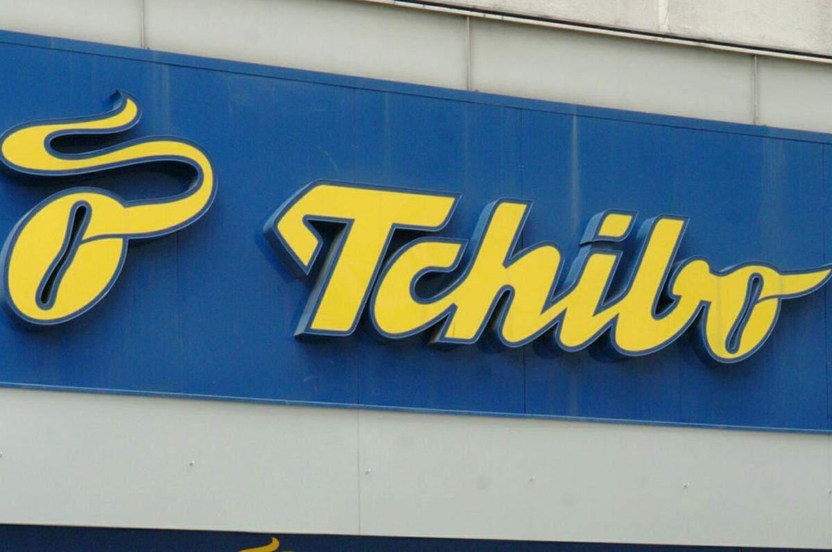 Der Name Tchibo wurde abgeleitet aus den beiden Anfangssilben des Gründernamens "Tchilling-Hiryan" und dem Wort "Bohne".  Im Logo wurde in Anlehnung an das Hauptprodukt aus dem letzten Buchstaben des Markennamens eine stilisierte, duftende Kaffeebohne.