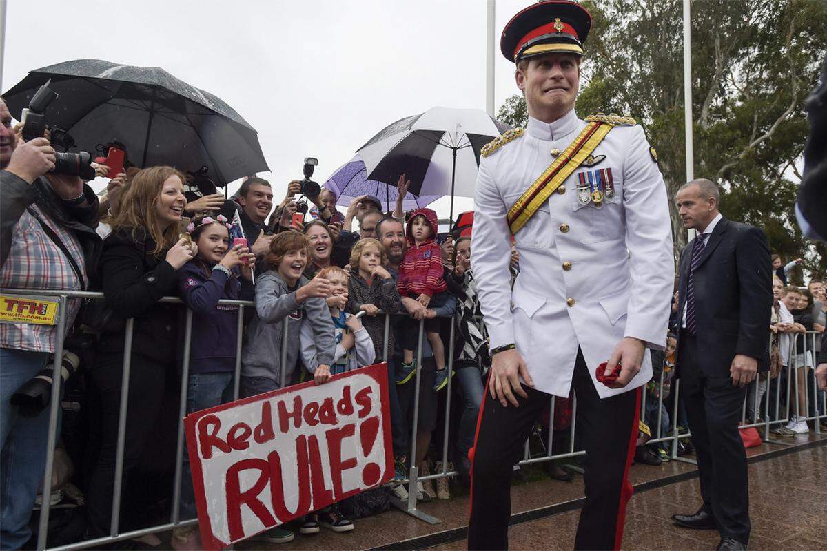 Hunderte Fans warteten auf den Junggesellen. Sie hatten teils seit Stunden und im Regen ausgeharrt, um einen Blick auf den Enkel der britischen Königin Elizabeth II. zu werfen. Sie ist auch Staatsoberhaupt von Australien. Der 30-jährige Harry nahm sich viel Zeit für Wartende und schüttelte Hunderte Hände.