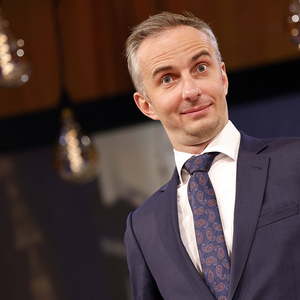 Jan B�hmermann bei der Verleihung des Hanns-Joachim-Friedrichs-Preises 2021 im WDR Funkhaus. K�ln, 04.11.2021 *** Jan B�