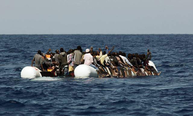 Symbolbild: Flüchtlinge im Mittelmeer