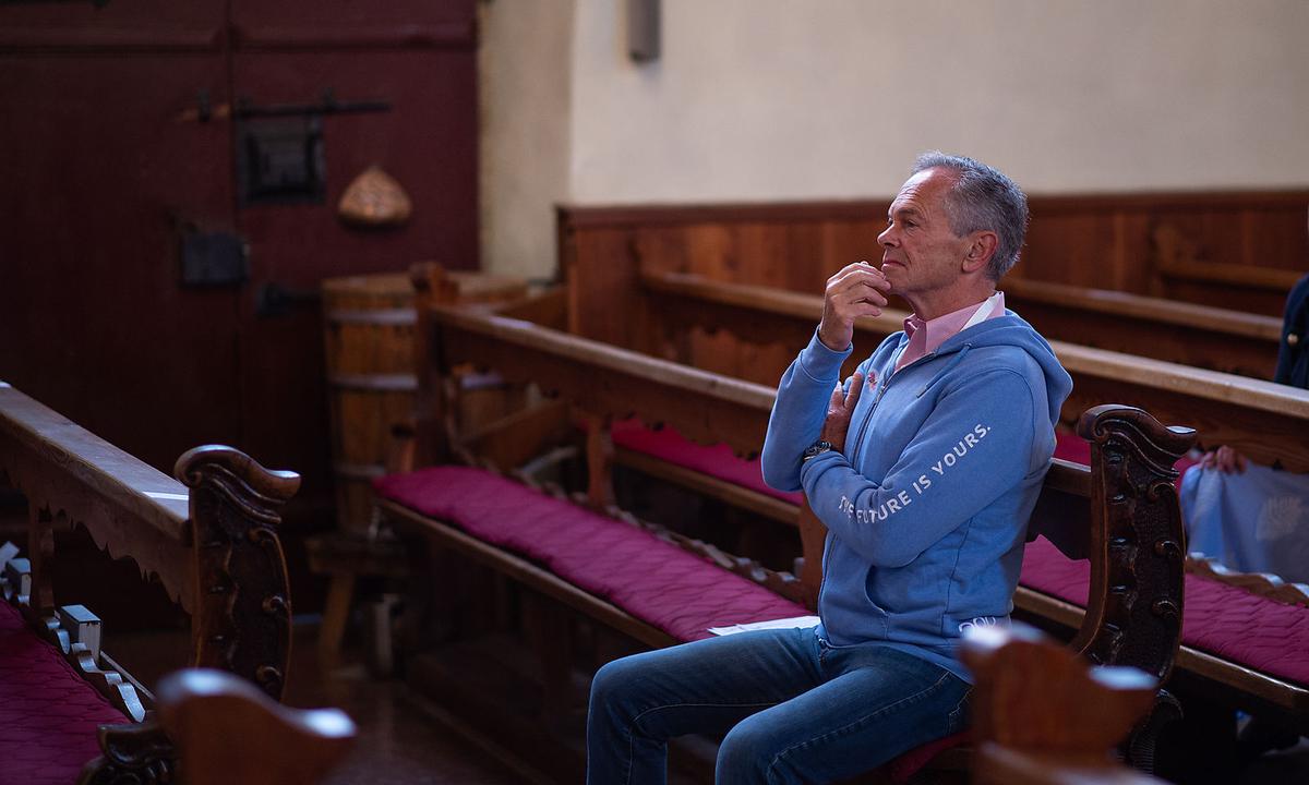 Andreas Treichl lauscht in der Alpbacher Kirche vergangenes Wochenende der Morgenandacht. Auf seinem "Erste"-Pulli steht: "The Future is yours"