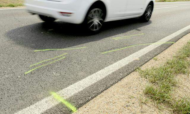 In Niederösterreich sterben zwei Mädchen, nachdem der Fahrradanhänger, den ihre Mutter per Elektrofahrrad zog, am Sonntagabend auf einer Bundesstraße von einem Auto erfasst wird. 