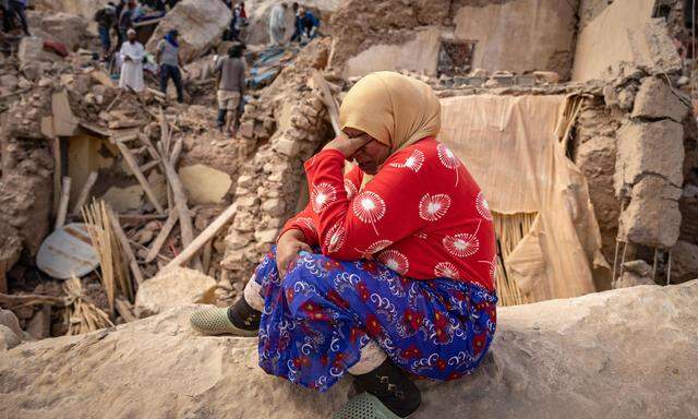 Eine Frau vor den Trümmern ihres Hauses. Die verzweifelte Suche nach Überlebenden geht weiter.