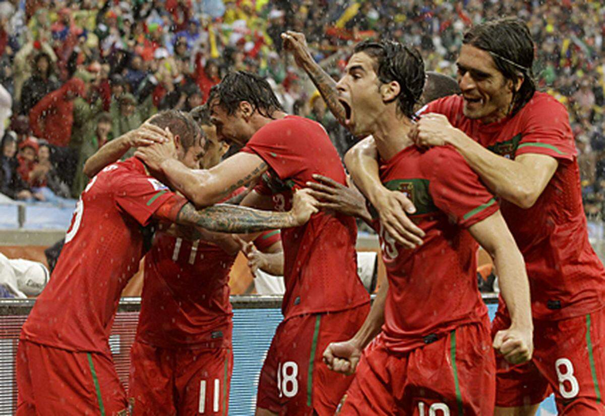 Portugal ist nach einem Schützenfest voll auf Kurs Richtung Achtelfinale der Fußball-WM in Südafrika. Die Portugiesen bezwangen am Montag in Gruppe G in Kapstadt Nordkorea gleich 7:0 (1:0). 60.000 Zuschauer erlebten in Kapstadt den mit Abstand höchsten Sieg der bisherigen WM.