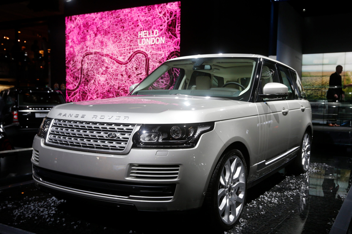 Der Range Rover wurde komplett überarbeitet. Er ist - eine Vollalukarosserie macht's möglich - um 420 Kilo leichter als sein Vorgänger. Alu hin oder her, optisch bleibt der Rang Rover seiner Formensprache treu. Auf den Markt kommt er erst 2013.
