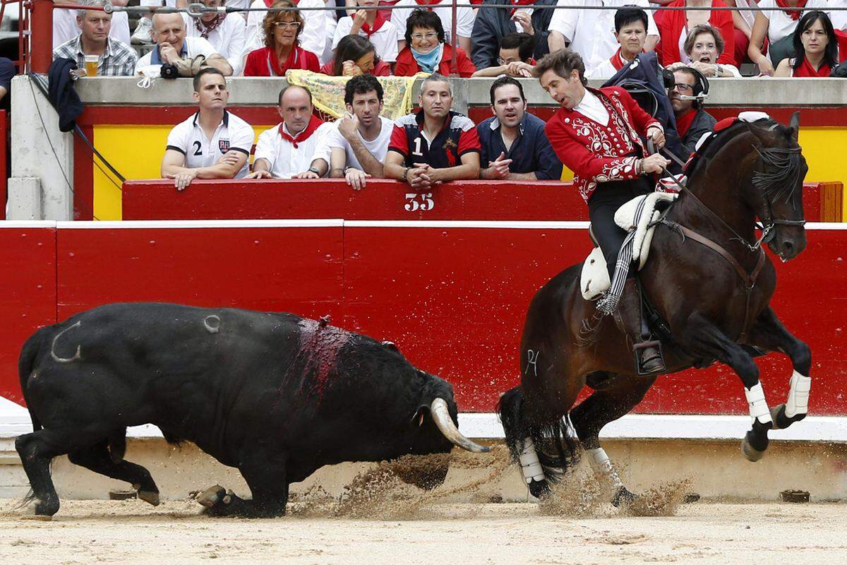 Der Lauf endet in der Stierkampfarena Plaza de Toros de Pamplona. Während die Kampfstiere in die Stallungen getrieben werden, werden den Läufern noch sechs Jungstiere mit abgebundenen Hörnern entgegengesetzt.