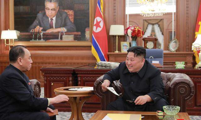Ein Bild vom Jänner 2019, das die staatliche nordkoreanische Nachrichtenagentur veröffentlicht hatte: Kim Hyok-chol (li.) mit Diktator Kim Jong-un.