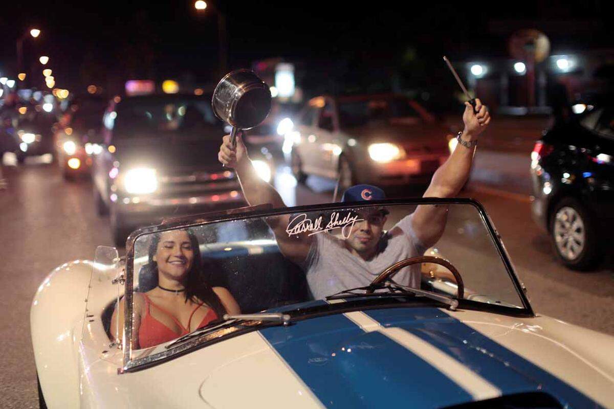 Nach der Todesnachricht aus Kuba herrscht dort ausgelassene Stimmung. "Freiheit, Freiheit" rufen die Menschen vor dem Restaurant Versailles in Miami. "Es lebe das freie Kuba" und "Ole, Ole, Ole - er ist weg."