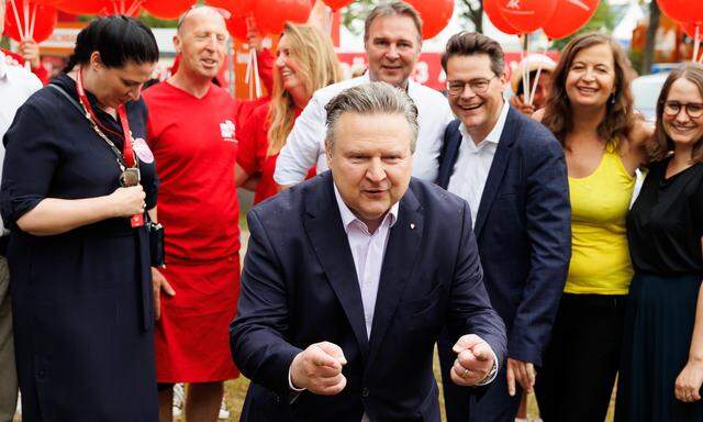 Der Wiener Bürgermeister Michael Ludwig mit seinem Team beim Donauinselfest, hinter ihm SPÖ-Bundesparteichef Andreas Babler