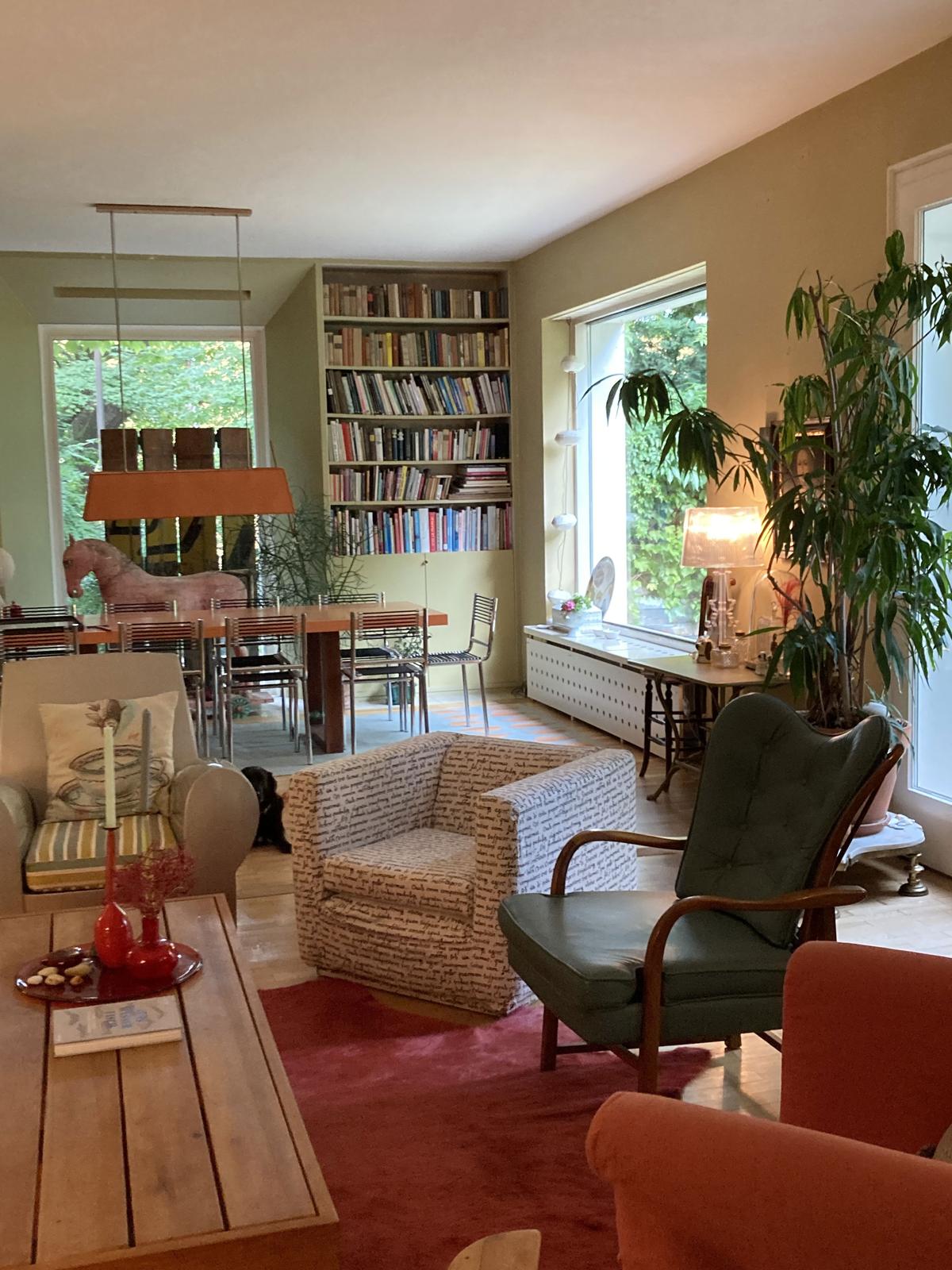 Im Wohnzimmer finden sich einige klassische Designerstücke.