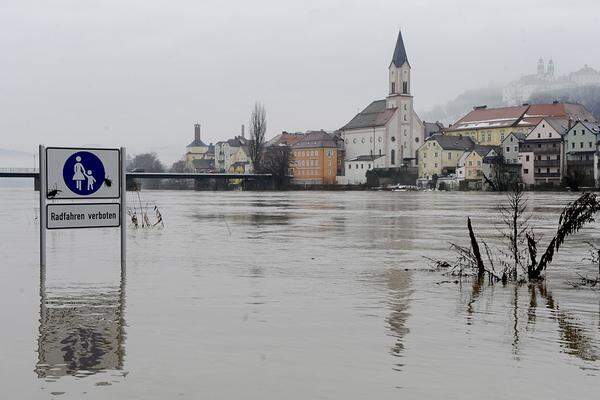 Das Hochwasser an der Donau in Bayern steigt weiter. In Passau wurde die höchste Meldestufe vier erreicht, rund 2500 Sandsäcke sollen verbaut werden. Zahlreiche Straßen sind überflutet, viele Keller stehen bereits unter Wasser.