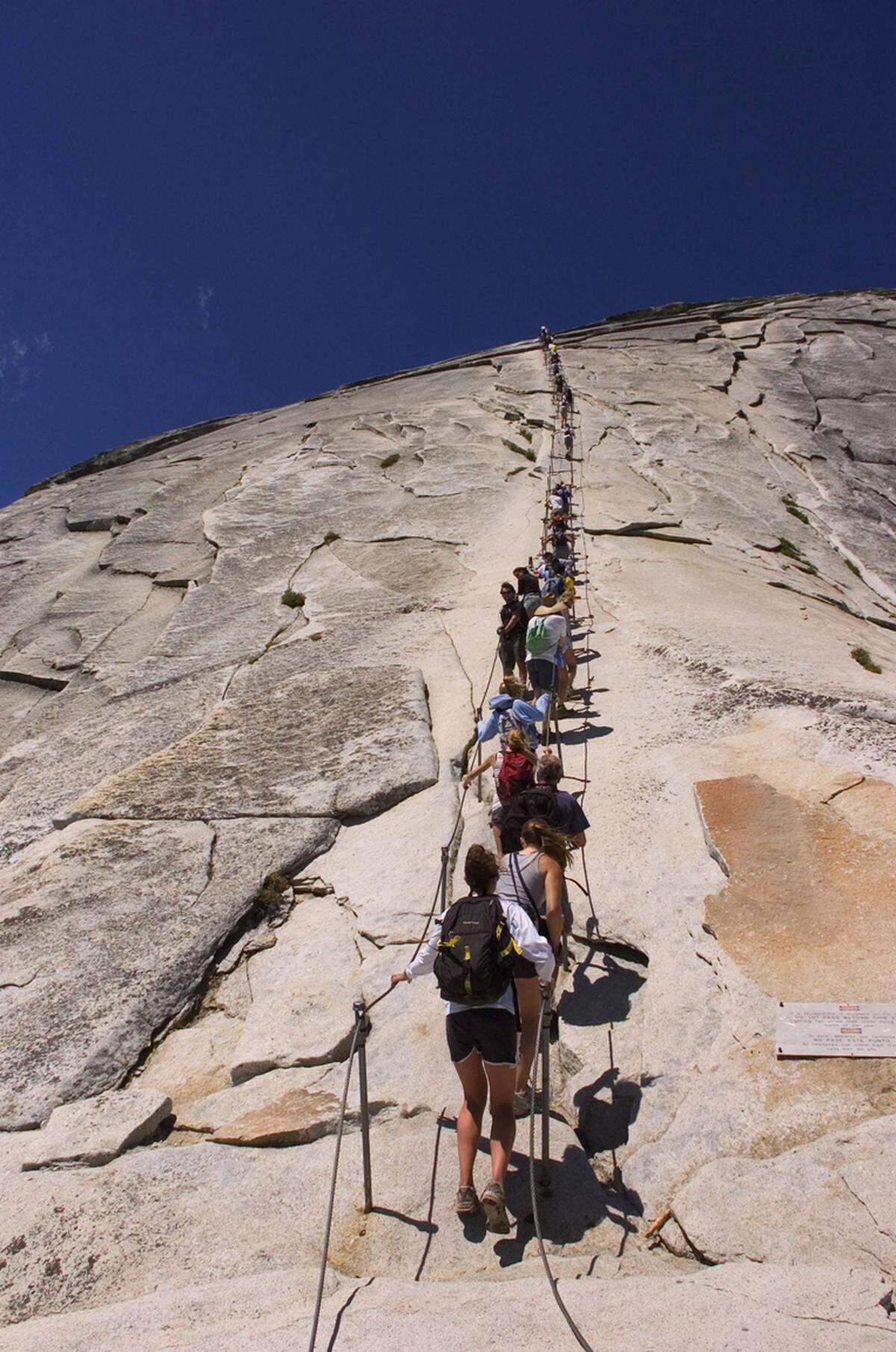 Immerhin hat die Treppe, mit der man 120 Höhenmeter zurücklegt, eine Steigung von bis zu 45 Grad.