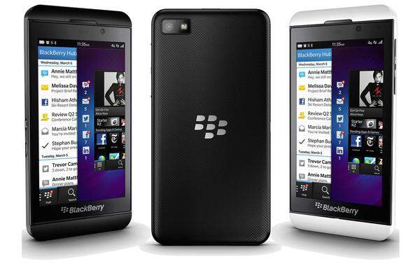 Blackberry versucht heuer die anhaltende Talfahrt mit einem Neustart aufzuhalten. Das Betriebssystem wurde komplett neu entwickelt und das erste Gerät ist ein reines Touchscreen-Smartphone im Stil des iPhone 5. Die Steuerung des Systems funktioniert komplett ohne Tasten und ist gewöhnungsbedürftig. Viel Lob gibt es für die Tastatur, wenig für den schwachen Akku. Generell bleibt Blackberry eher ein Firmenhandy.  4.2 Zoll (768 x 1280 Pixel, 356 ppi), Blackberry OS 10, Dual-Core-Prozessor (1,5 GHz), 2 GB RAM, 16 GB Speicher, MicroSD, 8 Megapixel/1080p, NFC, 1800 mAh, 138 Gramm