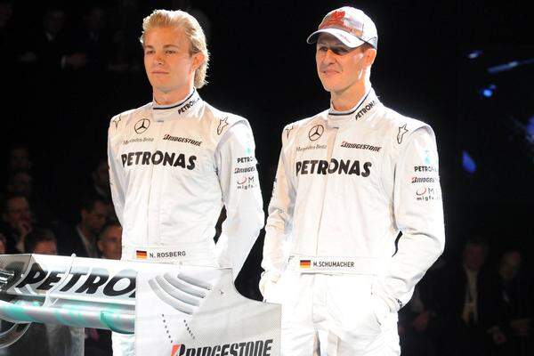 23. November 2009: Nach vier Jahren bei Williams wird Rosbergs Wechsel zu Mercedes bekanntgegeben, Anfang 2010 geht es los. Der deutsche Autobauer stellt nach Jahrzehnten wieder ein Werksteam - und Rosberg ist zunächst der deutsche Starfahrer. Aber nur ein Monat, bis zum 23. Dezember 2009. An diesem Tag verkündet Mercedes das Comeback des erfolgreichsten Piloten in der Formel-1-Historie: Michael Schumacher. Jahre später gibt Rosberg zu: "Ein Schock" sei es gewesen, als ihm mitgeteilt wurde, wer da sein neuer Teamkollege würde.