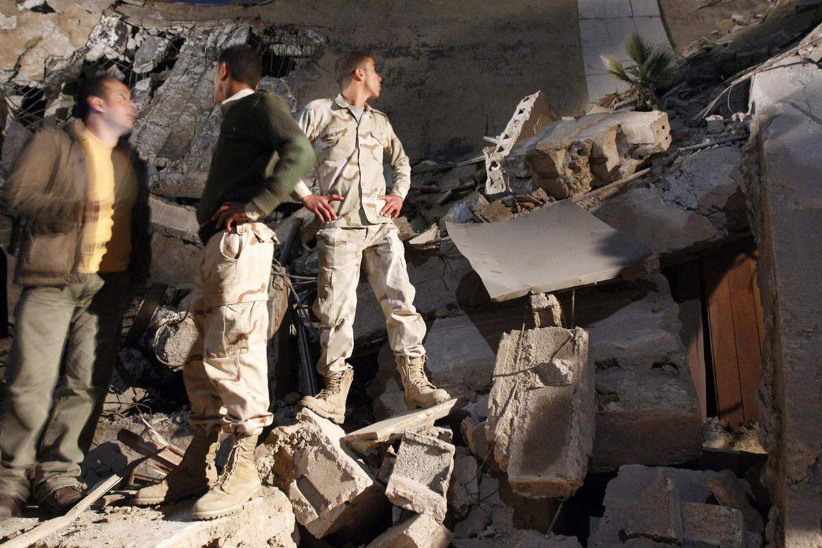 Eine Kommandozentrale Gaddafis wird zerstört.