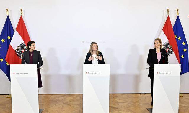 Justizministerin Alma Zadic (Grüne), Integrationsministerin Susanne Raab (ÖVP), Familien-Jugendministerin Christine Aschbacher (ÖVP) 