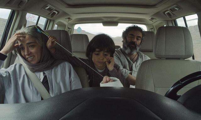 Dem Buben wird eine heile Welt vorgegaukelt: „Hit The Road“, ein Roadmovie aus dem Iran.