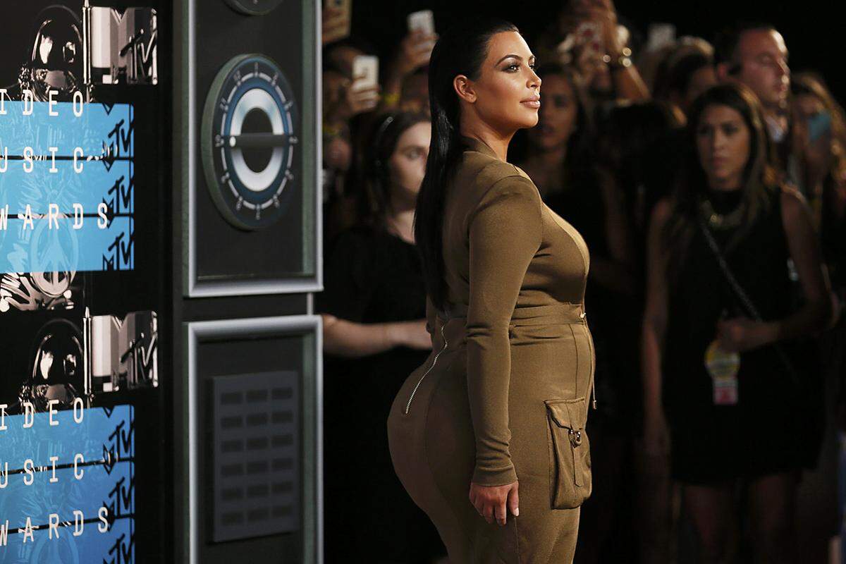 Natürlich auch bei der Preisverleihung: Kanye Wests (schwangere) Ehefrau Kim Kardashian.