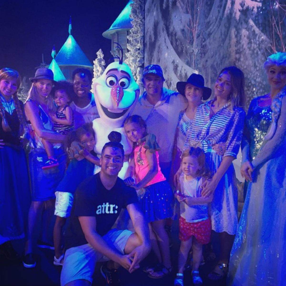 Schauspielerin Jessica Alba verbringt einen Familienurlaub im Freizeitpark Disney World. Nicht nur die Kleinen scheinen den zu genießen.