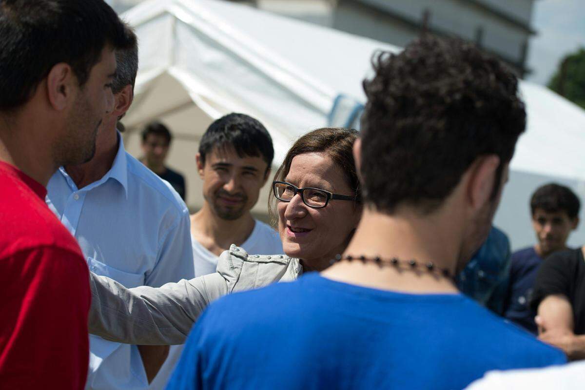 Innenministerin Johanna Mikl-Leitner besuchte am Samstag das Linzer Zeltlager.