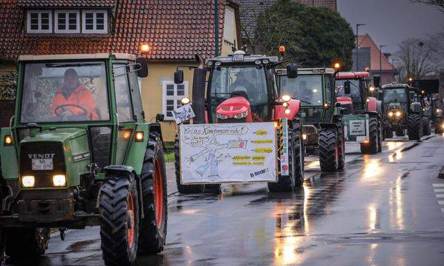 Mit einer Traktoren-Schleichfahrt haben Bauern am 6. Jänner am Rand des traditionellen Epiphanias-Empfangs der hannoverschen Landeskirche im niedersächsischen Loccum bei Nienburg gegen die schrittweise Kürzung der Subventionen von Agrardiesel und gegen härter werdende Arbeitsbedingungen protestiert.