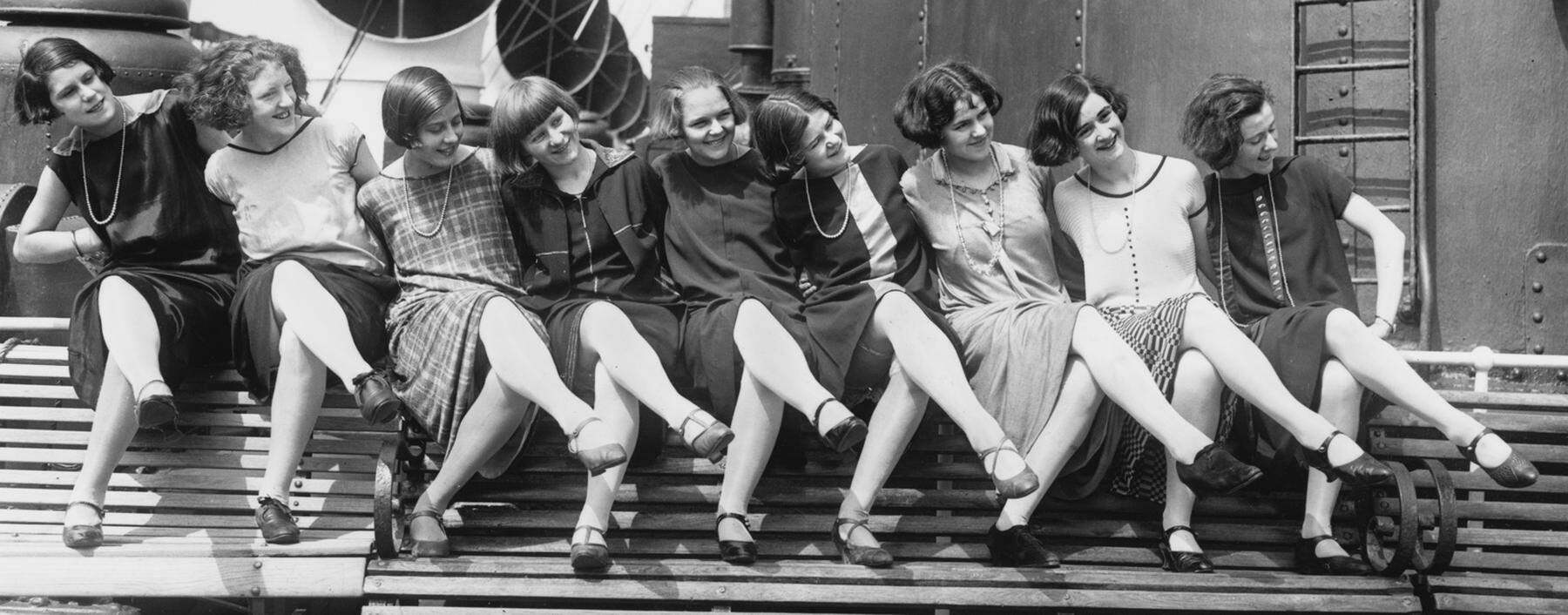 Knie und Kurzhaarschnitt. Die 20er brachten einen neuen Frauentypus hervor. Revuegirls auf Tournee auf einem Ozeandampfer.