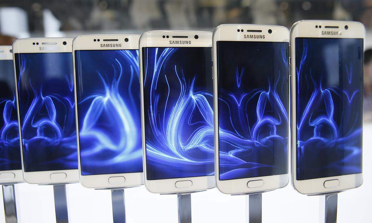 Das Galaxy S6 war zudem das erste Unibody-Gehäuse-Gerät des Unternehmens. Und dabei sollte es auch bleiben. Mit dem S6 knüpfte Samsung wieder an seine Erfolgserfolge an. Binnen eines Monats verkaufte sich das Gerät mehr als zehn Millionen Mal.