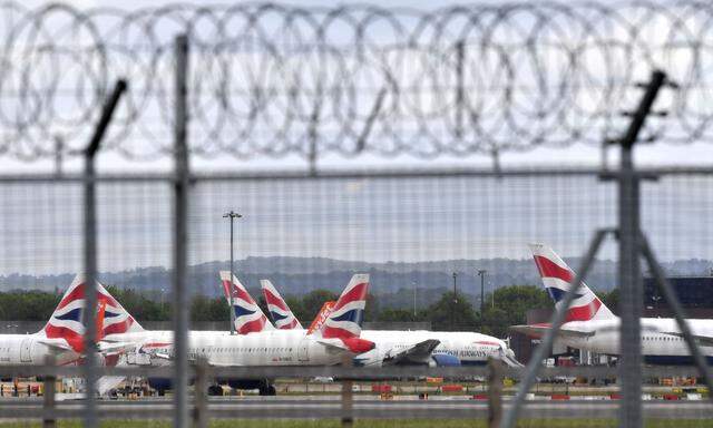 Für britische Flieger wird ein Flughafen nach dem anderen auf dem Kontinent gesperrt.