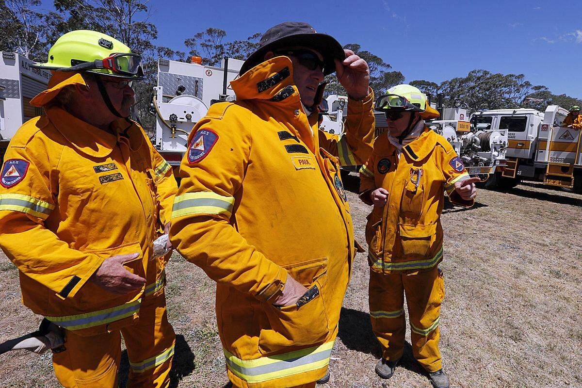 Doch am Mittwoch erreichten die Buschbrände westlich von Sydney wieder eine kritische Phase: Wie die Meteorologen vorausgesagt hatten, stiegen die Temperaturen über 30 Grad und der Wind frischte auf. "Schlimmer kann es kaum werden", sagte der Chef der ländlichen Feuerwehr, Shane Fitzsimmons.