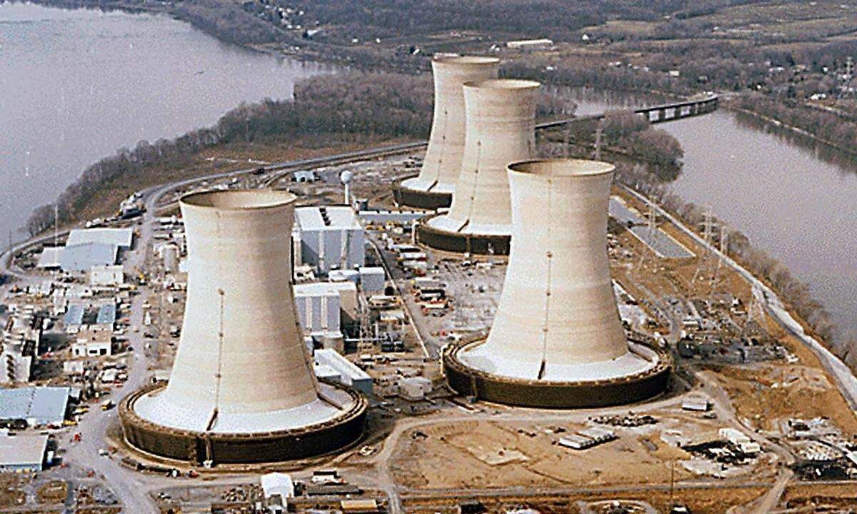 Was ist geschehen? Im Kernkraftwerk Nähe Harrisburg kam es zur teilweisen Schmelzung des Reaktorkerns, und radioaktive Stoffe sind an die Luft und in einen anliegenden Fluss ausgetreten. Welche Folgen hatte es? Über zehn Jahre lang dauerten die Aufräumarbeiten und schätzungsweise 140.000-200.000 Menschen mussten das umliegende Gebiet verlassen. Die Katastrophe war in den USA Auslöser von Protesten gegen Atomkraft. Wie ist die Situation heute? Heute wird eine erhöhte Schilddrüsenkrebsrate im südlichen Teil des Bundesstaats Pennsylvania mit dem Unfall in Verbindung gebracht.