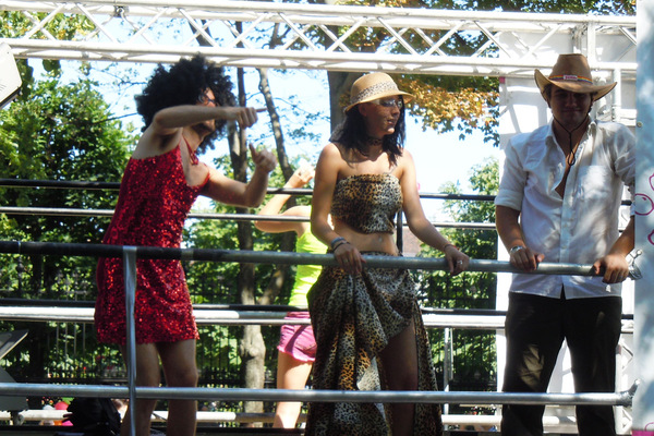 Dort gab es neben politischen Statements auch Live-Musik. Unter anderem wurden Auftritte von Schlagersängerin Sarah-Stephanie, Soulicious oder Mave O'Rick angekündigt.