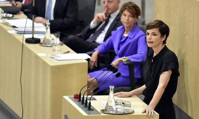 SPÖ-Chefin Pamela Rendi-Wagner betonte ihre Freude darüber, dass es mit Bierlein erstmals eine Kanzlerin gebe.