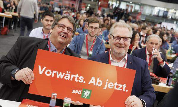 Lautet die Richtung innerhalb der SPÖ derzeit wirklich „vorwärts“? Hier sind Gewerkschafter Josef Muchitsch und Horst Schachner (Vorsitzender ÖGB Steiermark /SPÖ) zu sehen beim Landesparteitag der SPÖ Steiermark am 20. Jänner 2024 in Kapfenberg. 