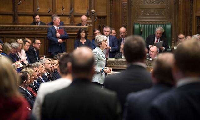 Theresa May blieb am Montag bei ihrem Kurs, das Parlament will am Mittwoch selbst die Richtung vorgeben.