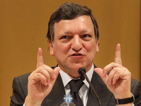 "Ich bin sicher, dass nicht zuletzt auch durch Ihre Arbeit die Beziehungen zwischen der Republik Österreich und der Europäischen Kommission weiterhin eng und vertrauensvoll verlaufen werden."EU-Kommissionspräsident Jose Manuel Barroso hat Heinz Fischer zur Wiederwahl als Bundespräsident gratuliert.
