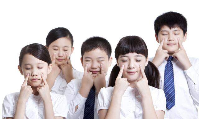 Vorbeugen: Chinesische Kinder bei Übungen für die Augen.