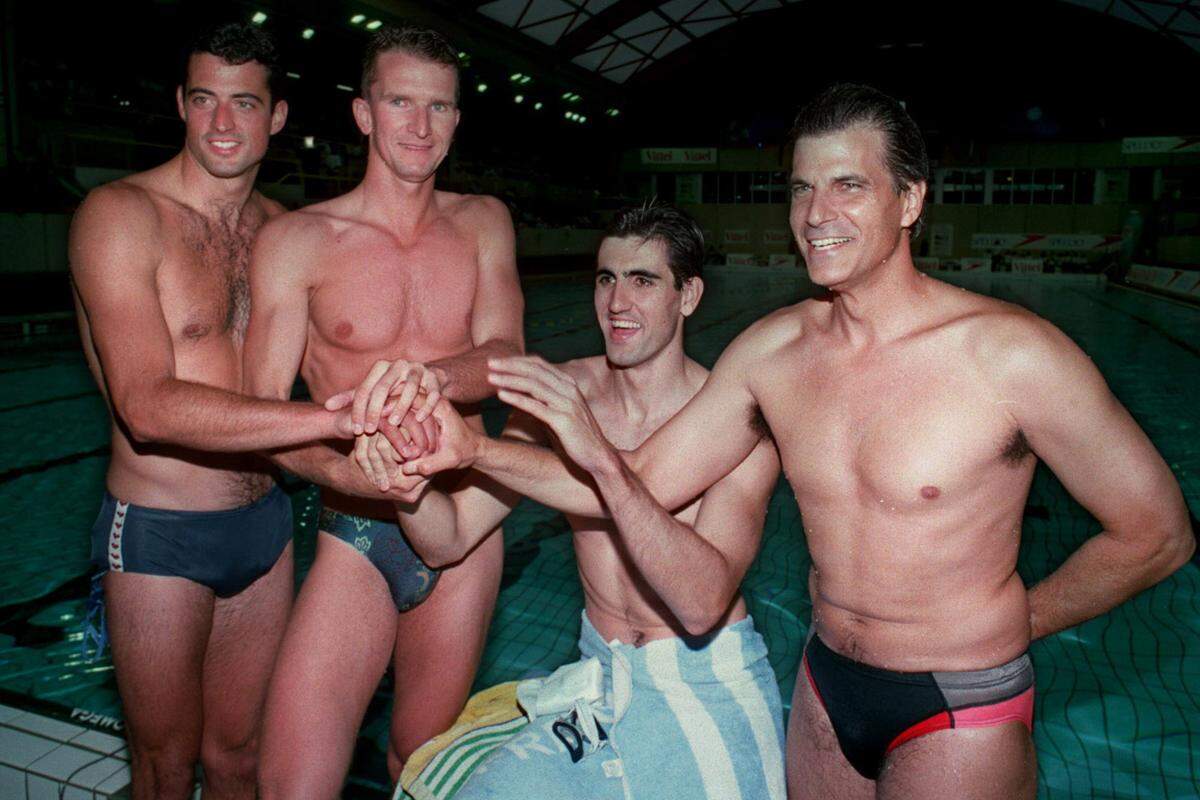 Der US-Schwimmer (links im Bild) gewann bei drei Olympiateilnahmen (1984, 1988, 1992) insgesamt acht Mal Gold, zwei Mal Silber und ein Mal Bronze.