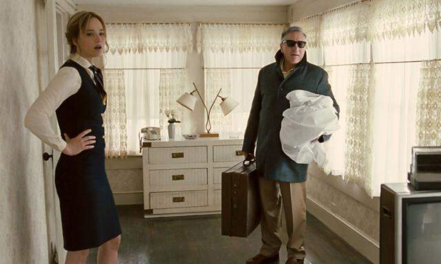 Joy (Jennifer Lawrence) lässt sich von ihrer Familie, u. a. ihrem Vater (Robert de Niro), ausbeuten. Später wird sie Matriarchin eines Haushaltsimperiums.