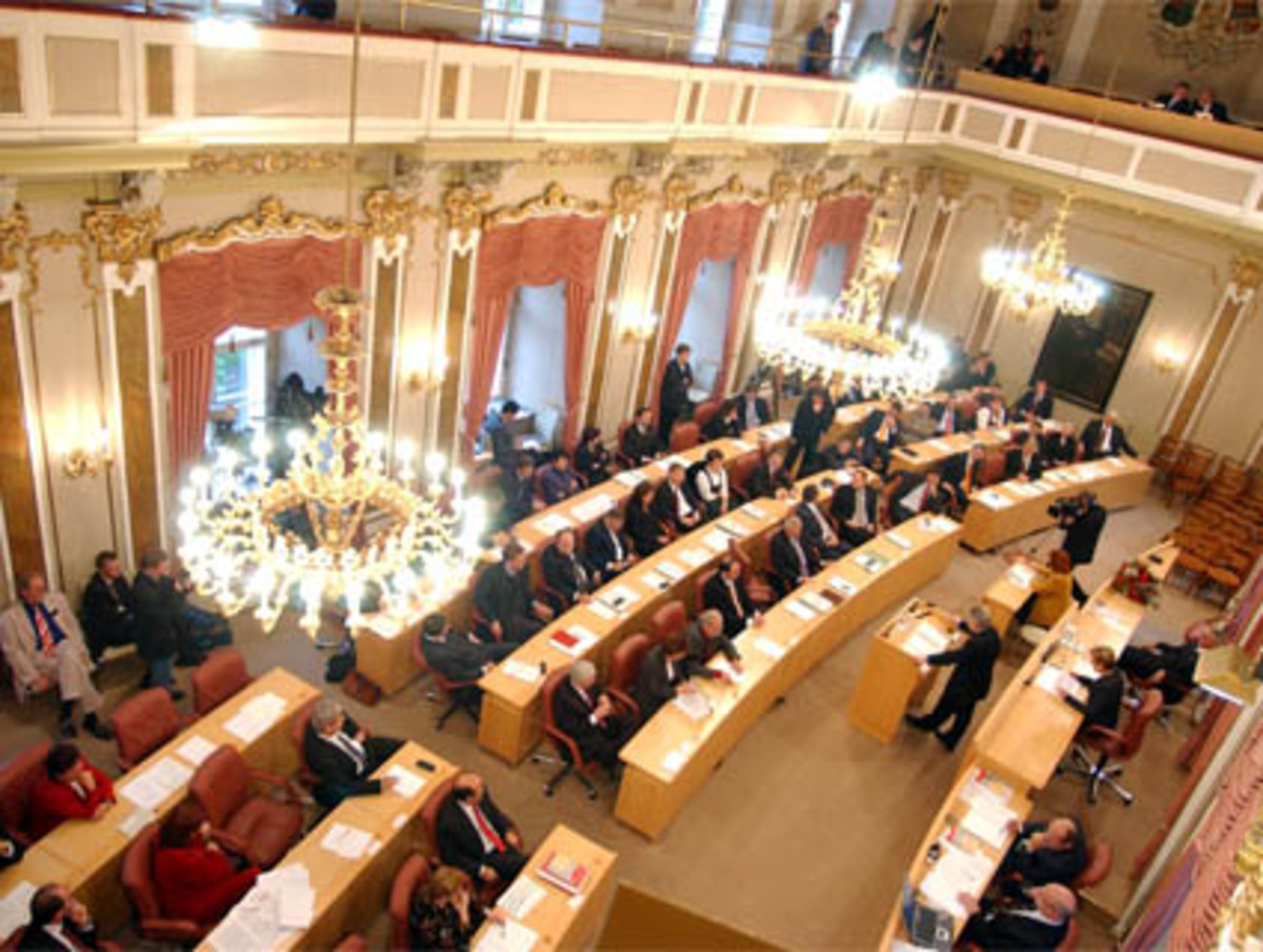 Sieben Parteien gehen bei der Oberösterreich-Wahl landesweit ins Rennen: ÖVP, SPÖ, Grüne, FPÖ, BZÖ, KPÖ und die Christen.