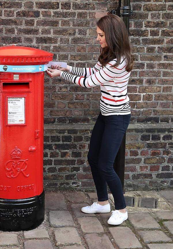 Überraschend: Offenbar gibt es im Kensington-Palast einen eigenen Postkasten. Weniger überraschend: Kates Outfit (Sneaker von Superga, Jeans, Streifenpulli von Luisa Spagnoli, Ohrringe von Kiki McDonough).