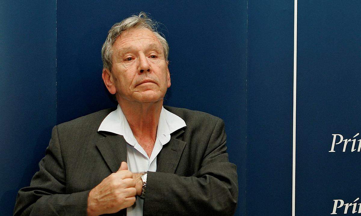 FILE PHOTO: Israeli novelist Amos Oz attends a news conference in Oviedo